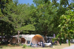 Kampeerplaats(en) - Locatie Classic 100M2 (2 Personen, 1 Tent, Caravan Of Camper / 1 Auto) +Électricité 10A - Camping Coeur d'Ardèche