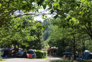 Stellplatz - Tolle Lage: 150 M² (Auto + Zelt / Wohnwagen / Wohnmobil + Strom 10A) - Camping Coeur d'Ardèche