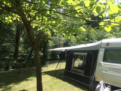 Pitch - Great Location: 150 M² (Car + Tent / Caravan / Camping-Car + Electricity 10A) - image n°5 - Camping Coeur d'Ardèche