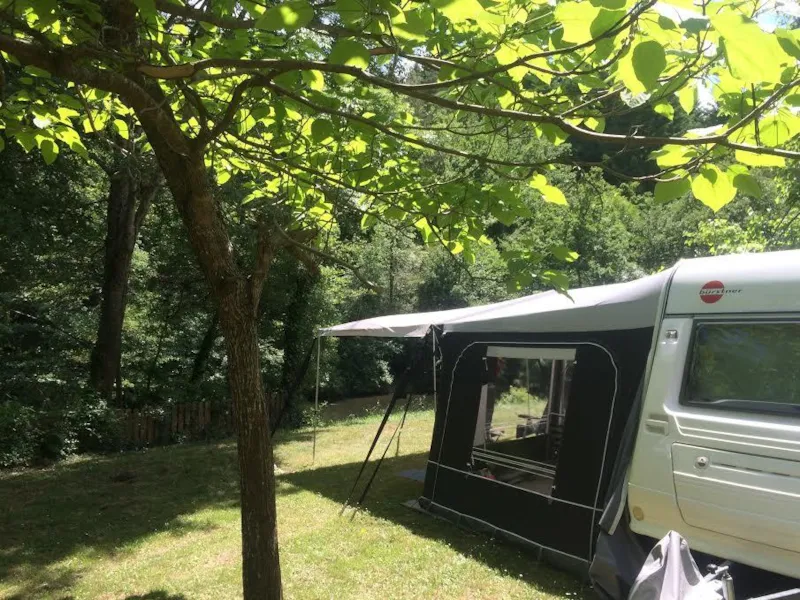 Grand Emplacement : +150 M² (Voiture + Tente/Caravane/Camping-Car + Électricité 10A)
