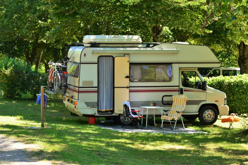 Grand Emplacement : +150 M² (Voiture + Tente/Caravane/Camping-Car + Électricité 10A)
