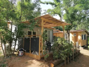 Locatif - Chalet mit Whirlpool für 5 Personen, Klimaanlage, Geschirrspüler und Fernseher - Camping Coeur d'Ardèche