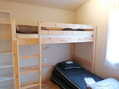 Cabin with a 5-person spa, air conditioning, dishwasher, and TV — 6