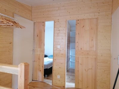 Cabin with a 5-person spa, air conditioning, dishwasher, and TV — 8