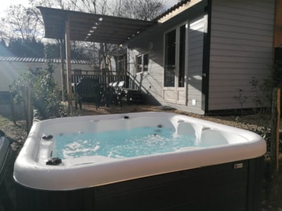 Cabin with a 5-person spa, air conditioning, dishwasher, and TV — 2