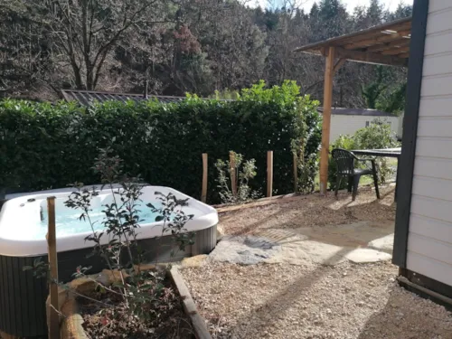 Location - Chalet Avec Spa 5 Places, Climatisé, Lave Vaisselles Et Tv - image n°3 - Camping Coeur d'Ardèche