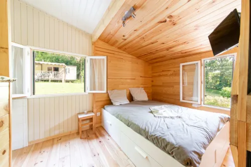 Accommodation - Grand Luxury Chalet 10 People - image n°5 - Camping Coeur d'Ardèche