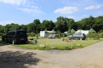 Kampeerplaats(en) - Standplaats + Elektriciteit 10A - DéfiPlanet' à Dienné