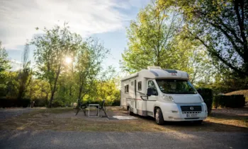 Stellplatz - Stellplatz Komfort + 1 Auto + Strom (10 A) + Abwasserentsorgung. 2 Personen - Camping Sunêlia Les Pins
