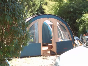 Stellplatz - Lente Fussgänger/Radfahrer/Motorrad + Strom - CAMPING LES SOURCES