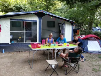 Stellplatz - Pauschale: Stellplatz Wagen Zelt/Wohnwagen/Wohnmobil + Strom 6A - CAMPING LES SOURCES