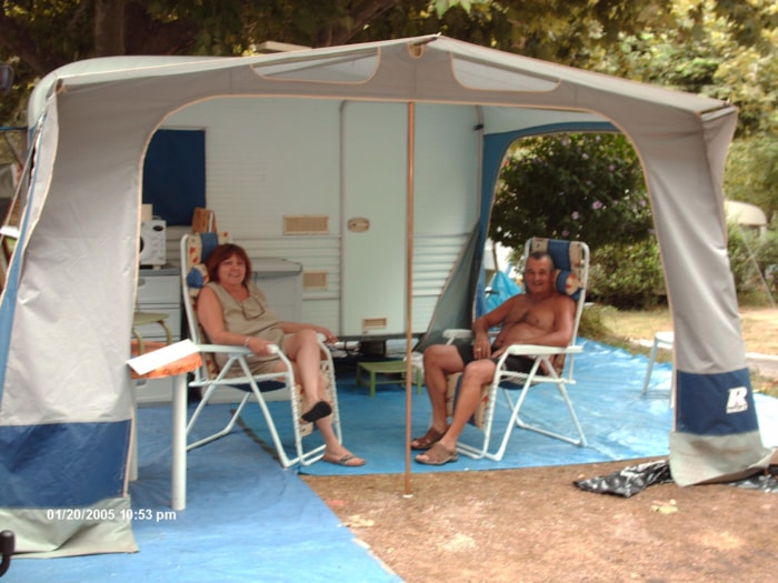 Forfait Confort : Emplacement : 1 Voiture + Tente/Caravane/Camping Car + Électricité 6A