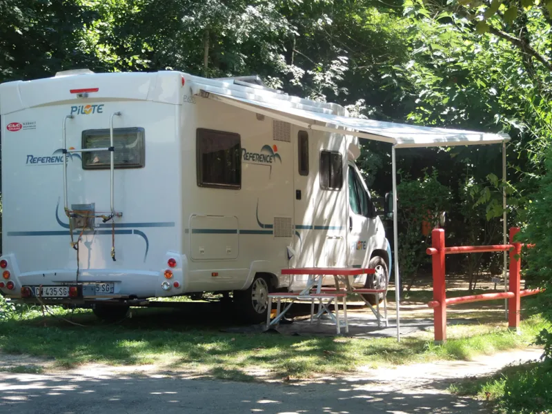 Forfait Confort : Emplacement : 1 Voiture + Tente/Caravane/Camping Car + Électricité 6A