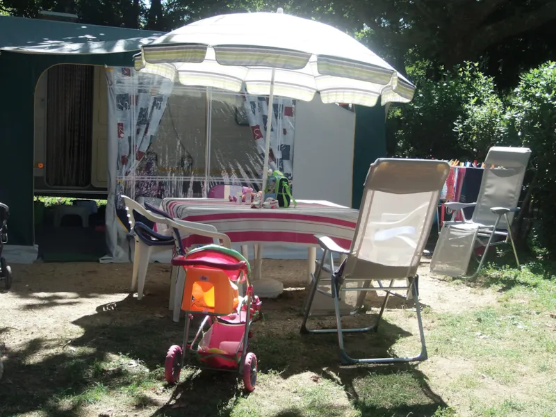 Forfait Confort : Emplacement : 1 Voiture + Tente/Caravane/Camping Car + Électricité 6A