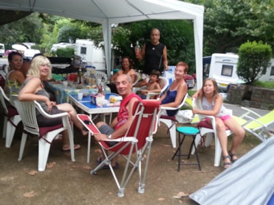 Package: Pitch + car + tent/caravan/camping car + electricity 6A — 6