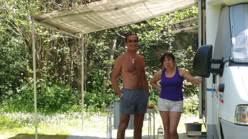 Forfait Super Confort : Emplacement + Voiture+ Électricité 6A + Location Frigidaire