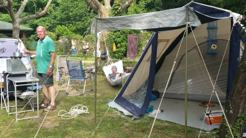 Forfait Super Confort : Emplacement + Voiture+ Électricité 6A + Location Frigidaire