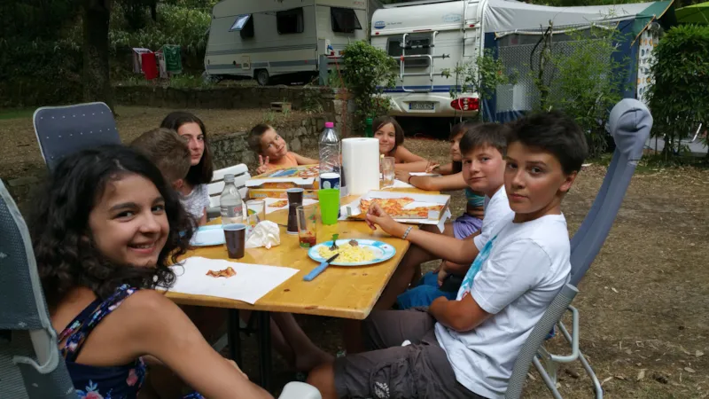 Forfait Confort : Emplacement : 1 Voiture + Tente/Caravane/Camping Car + Électricité 6A