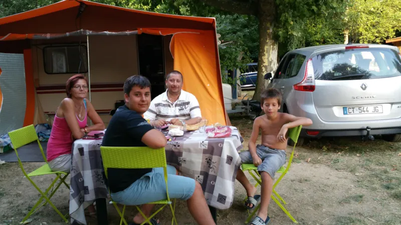 Forfait Confort : Emplacement : 1 Voiture + Tente/Caravane/Camping Car + Électricité 6A