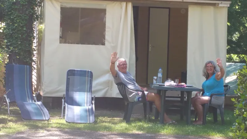 Tithome (Sans Sanitaire) Plus De Confort Que La Toile De Tente Et Que La Caravane (Près Des Sanitaires)