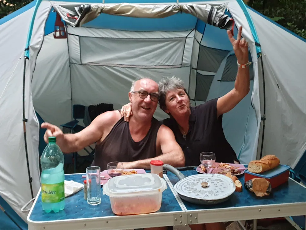 Emplacement - Forfait Super Confort : Emplacement + Voiture+ Électricité 6A + Location Frigidaire - CAMPING LES SOURCES