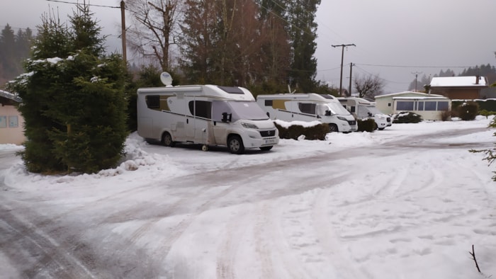 Emplacement Stabilisé (Camping Car, Caravane, Van...) Avec Électricité