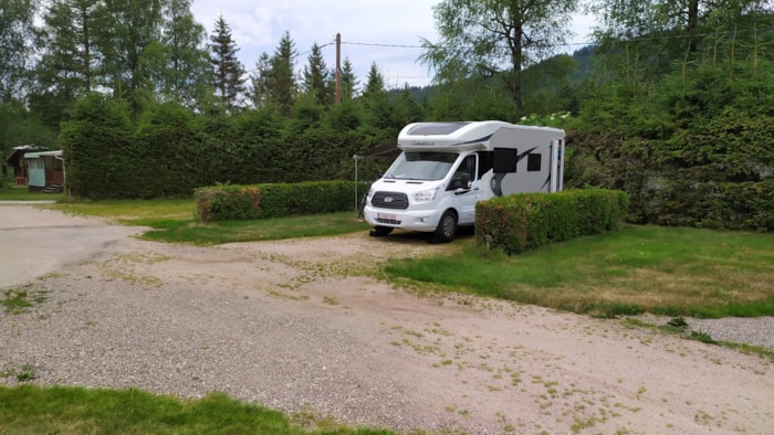 Emplacement Stabilisé (Camping Car, Caravane, Van...) Avec Électricité