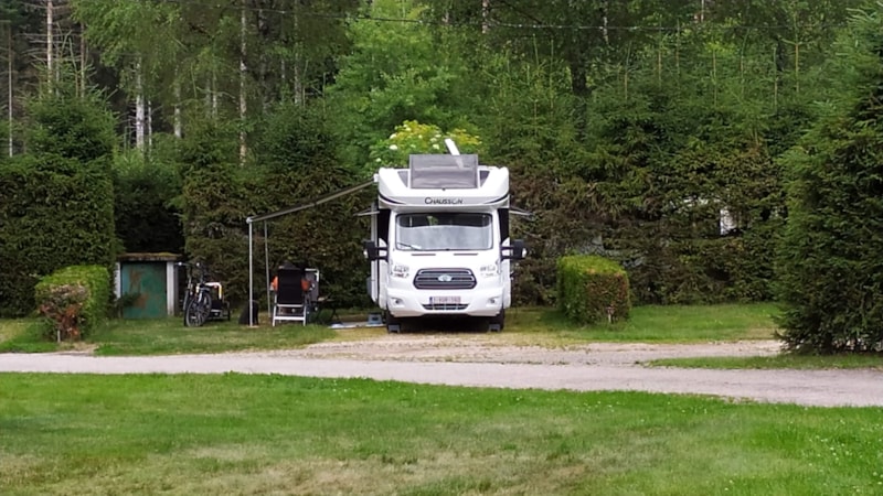 Emplacement stabilisé (camping car, caravane, van...) AVEC électricité