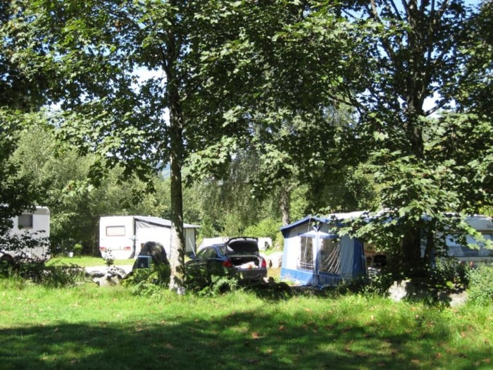 Emplacement Camping / Forfait 2 Personnes ( Tente Ou Caravane + 1 Voiture Ou 1 Camping Car)