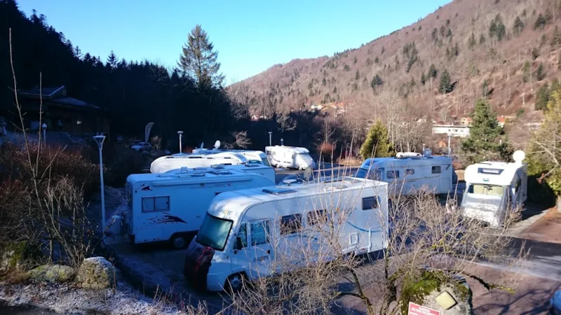 * Aire De Stationnement Interieure Pour Camping Car : Forfait Camping Car + 13Amperes + 2 Personnes