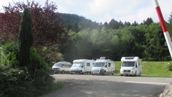 * Aire De Stationnement Exterieure Pour Camping Car : Forfait Camping Car + 2 Personnes + 13 Amperes