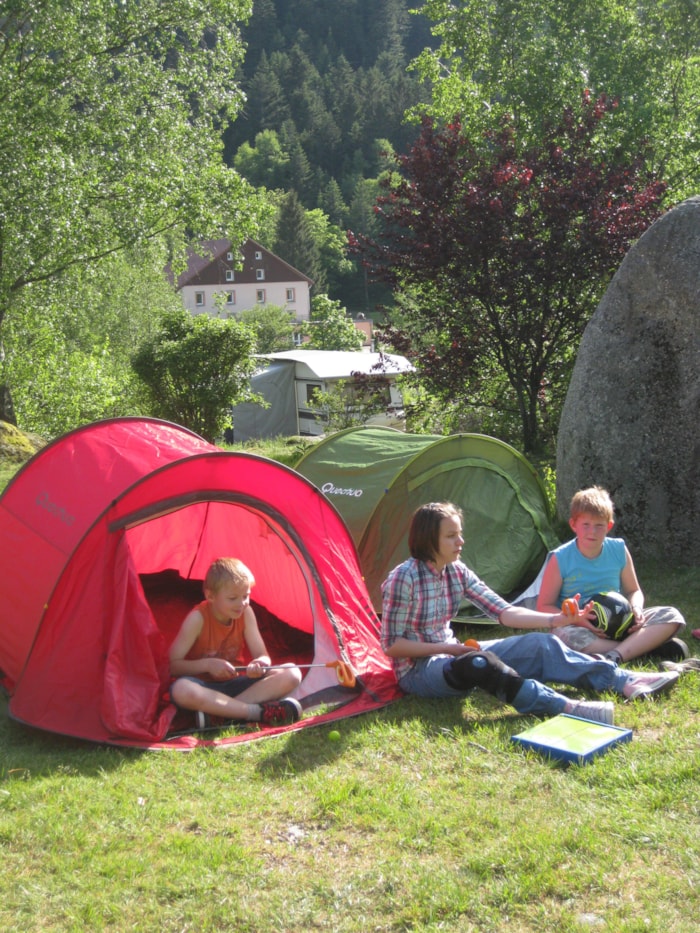 Emplacement Camping / Forfait 2 Personnes ( Tente Ou Caravane + 1 Voiture Ou 1 Camping Car)