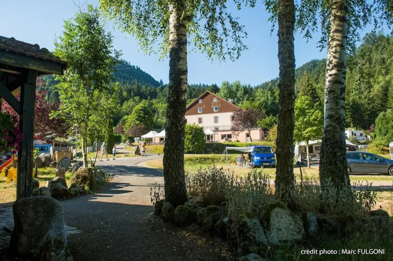 Emplacement Camping / Forfait 2 Personnes ( Tente Ou Caravane + 1 Voiture Ou 1 Camping Car)