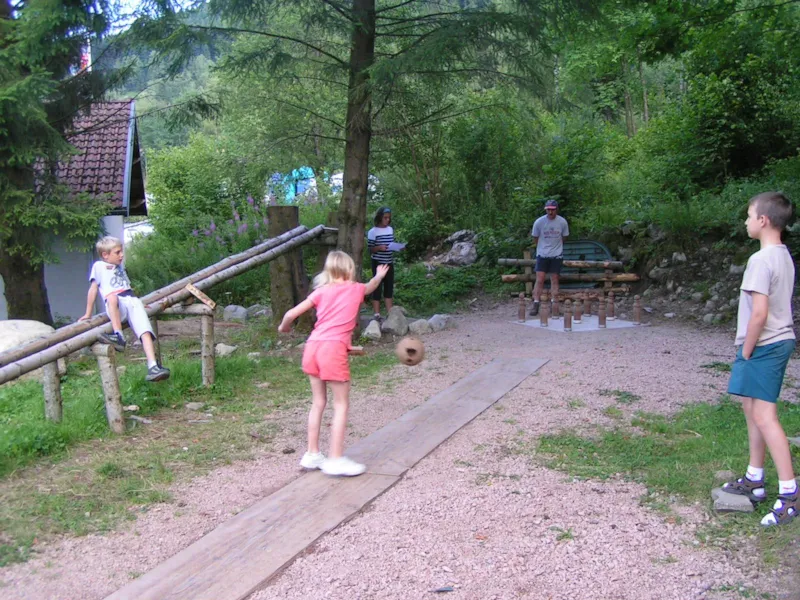 * Aire De Stationnement Interieure Pour Camping Car : Forfait Camping Car + 13Amperes + 2 Personnes