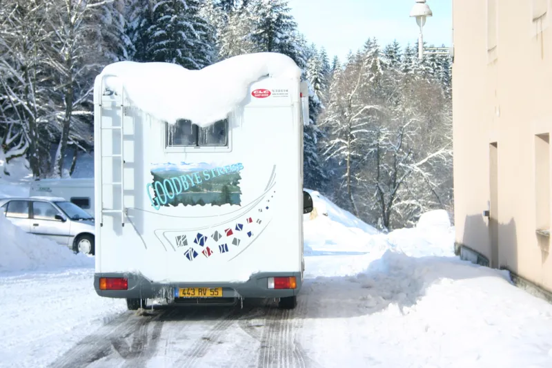 * Aire De Stationnement Exterieure Pour Camping Car : Forfait Camping Car + 2 Personnes + 13 Amperes