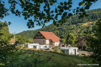 Stellplatz - Aussen Parkplatz Für Wohnmobil: Formel Mit 1 Wohnmobil + 2 Personen + 13 Amp - DOMAINE DU HAUT DES BLUCHES