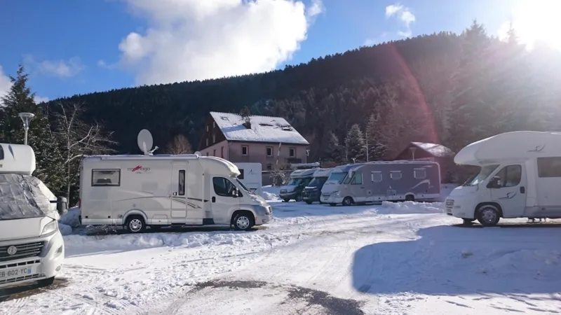 * Aire De Stationnement Interieure Pour Camping Car : Forfait Camping Car + 13Amperes + 2 Personnes