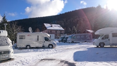 Inside Parking for campers : Formula with 1 camper + electricity 13 amp + 2 persons — 4