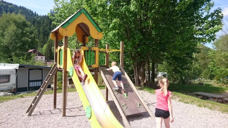 * Aire De Stationnement Interieure Pour Camping Car : Forfait Camping Car + 13Amperes + 2 Personnes