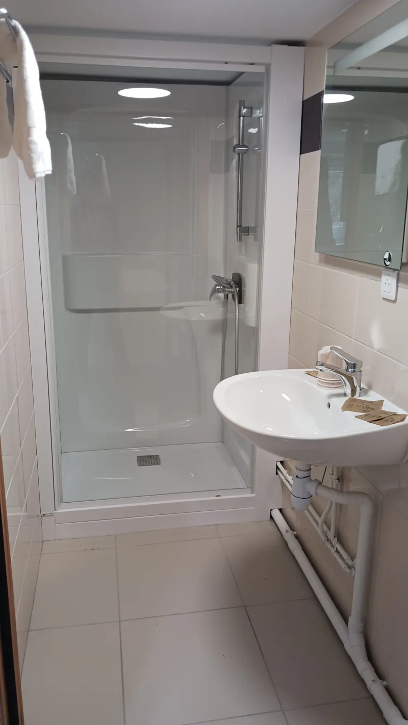 20/ Chambre Mansardee Quadruple Avec Television