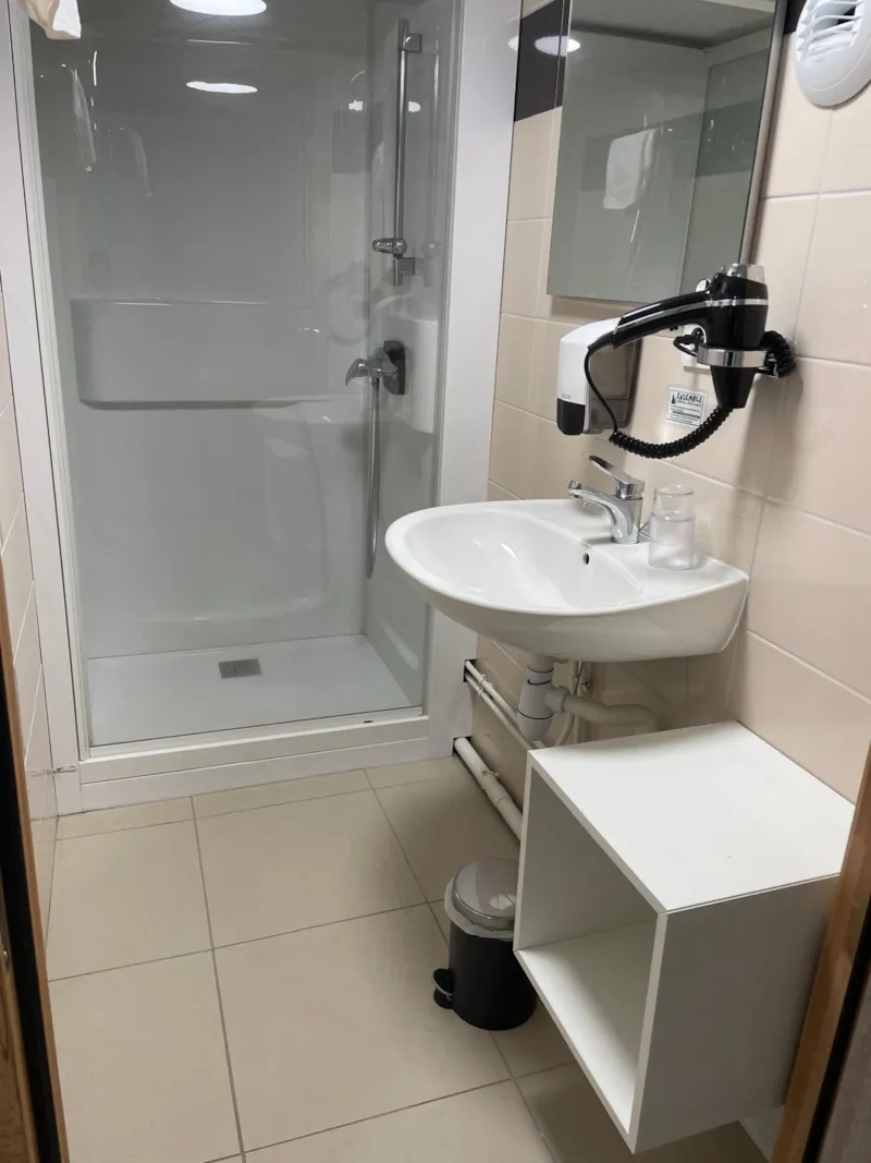 20/ Chambre Mansardee Quadruple Avec Television