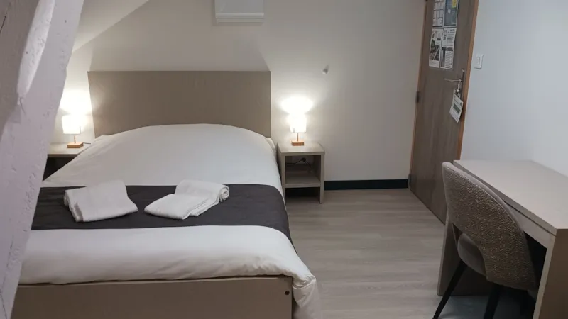 20/ Chambre Mansardee Quadruple Avec Television