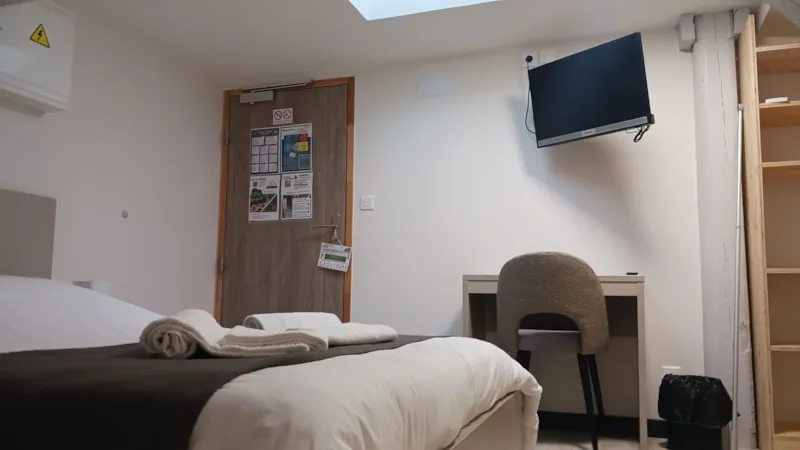 20/ Chambre Mansardee Quadruple Avec Television