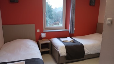 10 / TWIN BEDROOM — 1