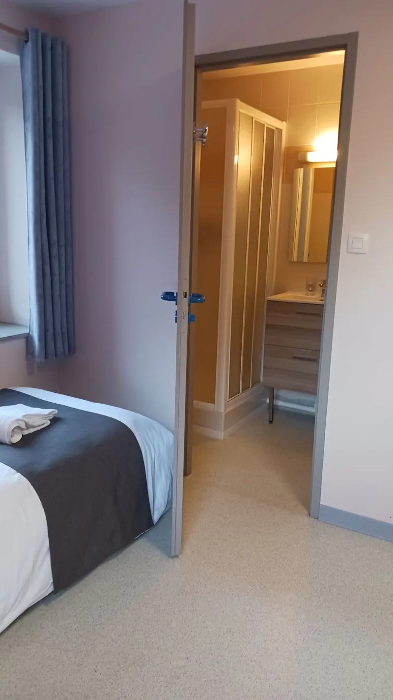 12/ Chambre Quadruple Avec Television