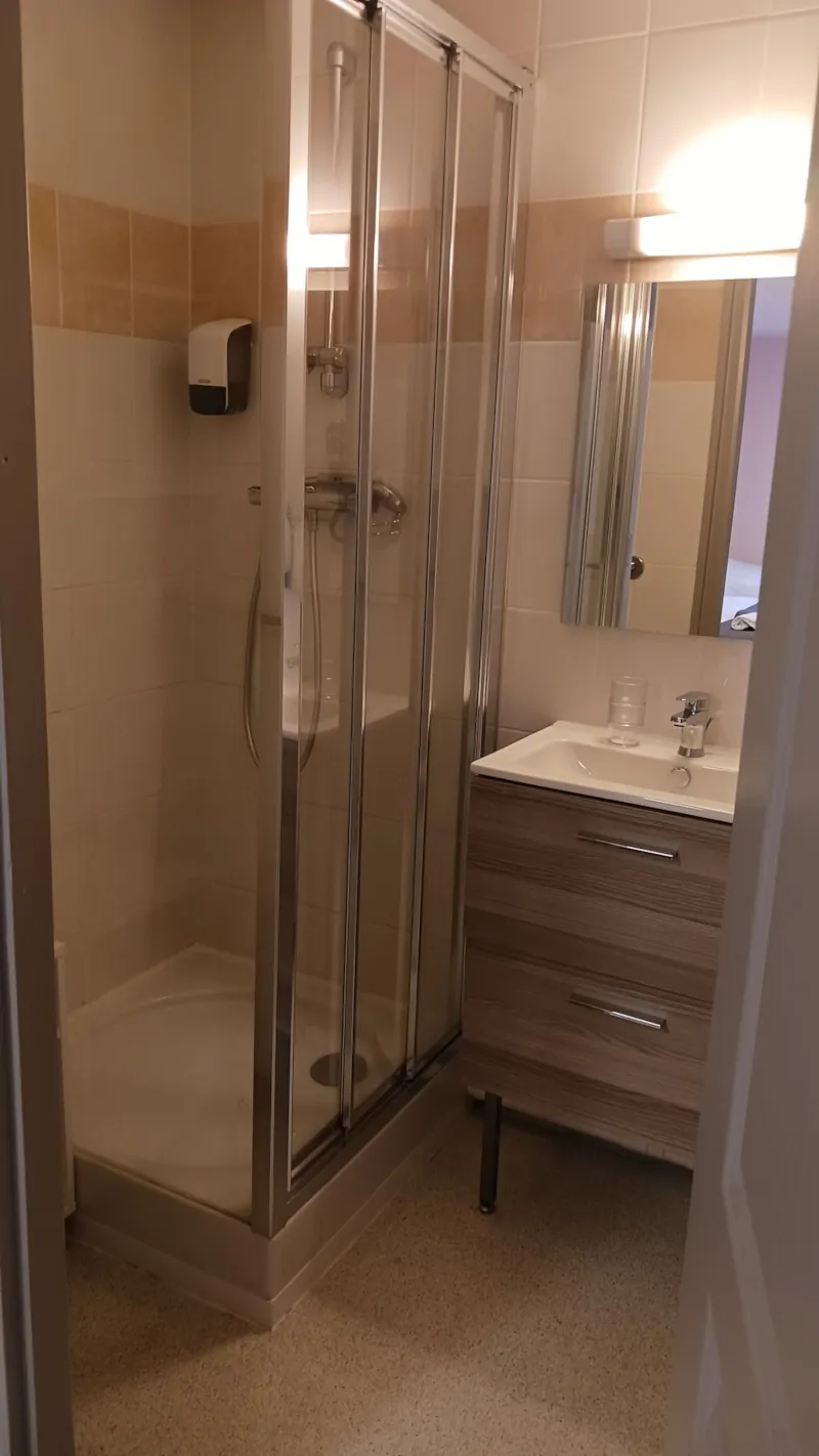 14/ Chambre Quadruple Avec Television