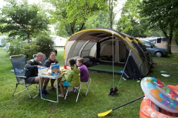 Stellplatz - Stellplatz Comfort Mit Strom 10 Amp - Camping Brantôme Peyrelevade