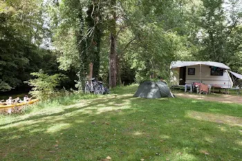 Stellplatz - Stellplatz Komfort + Strom 10 Amp -  Flussufer - Camping Brantôme Peyrelevade