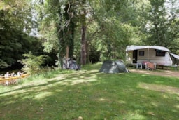 Kampeerplaats(en) - Standplaats Comfort + Elektriciteit 10 Amp - Langs De Rivier - Minimaal 100 M2 - Camping Brantôme Peyrelevade