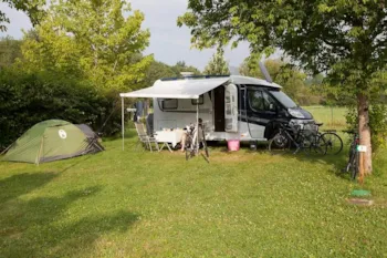 Stellplatz - Stellplatz Wohnwagen Grand Confort 200M² - Strom 10A - Wasseranschluss Und Grauwasserentsorgung Auf Der Baustelle - Camping Brantôme Peyrelevade